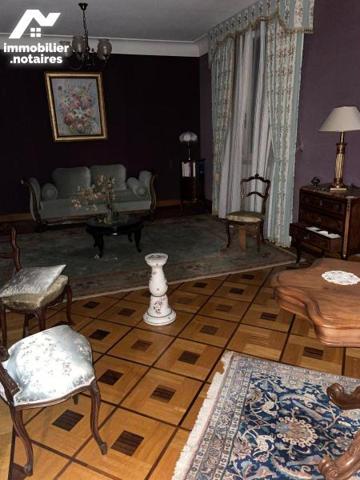 A vendre, en centre-ville de Mauriac (CANTAL), une maison de caractère comprenant :

- Au rez...