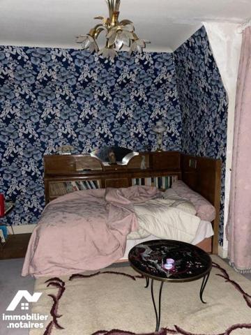 A vendre, en centre-ville de Mauriac (CANTAL), une maison de caractère comprenant :

- Au rez...