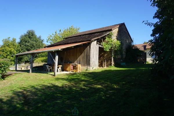 Ancien corps de ferme niché au coeur d'une nature verdoyante et préservée.