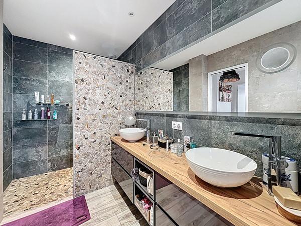 Maison contemporaine de standing,158 m², Terrain 1 540 m² ,Piscine -Faramans