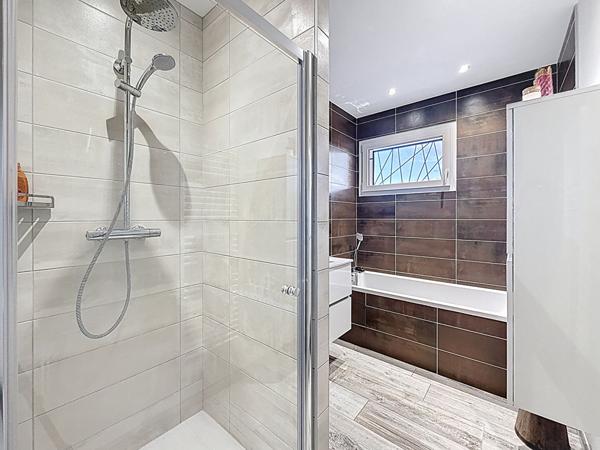 Maison contemporaine de standing,158 m², Terrain 1 540 m² ,Piscine -Faramans