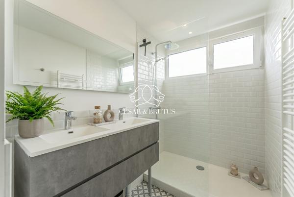 T3 traversant, refait à neuf, dernier etage