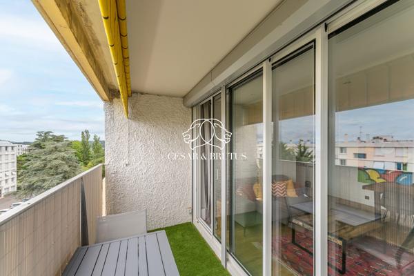 T3 traversant, refait à neuf, dernier etage
