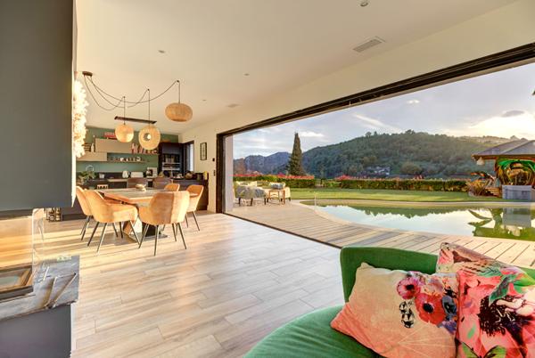 Villa avec piscine et vue vue dominante