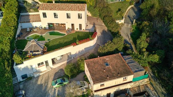 Villa avec piscine et vue vue dominante
