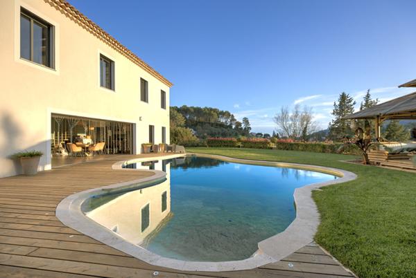 Villa avec piscine et vue vue dominante