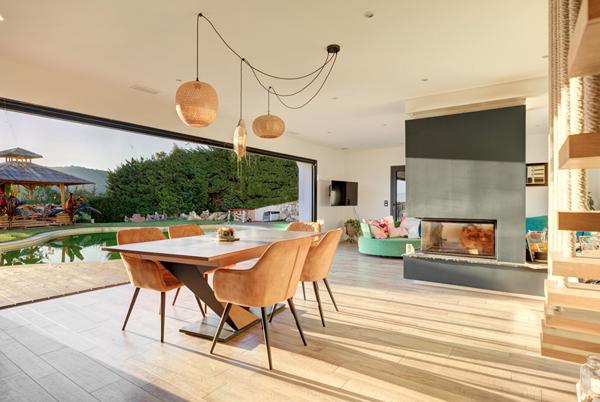 Villa avec piscine et vue vue dominante