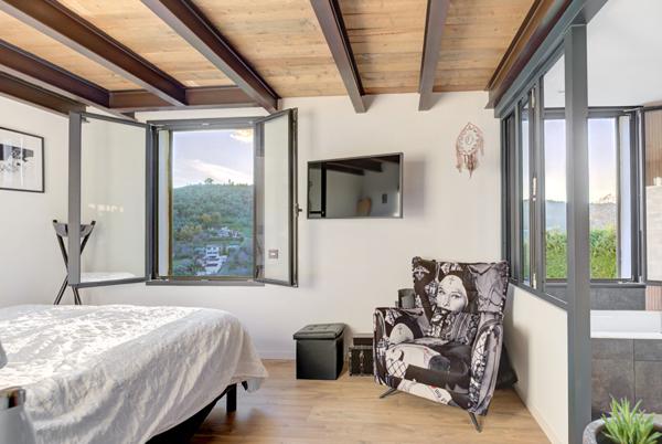 Villa avec piscine et vue vue dominante