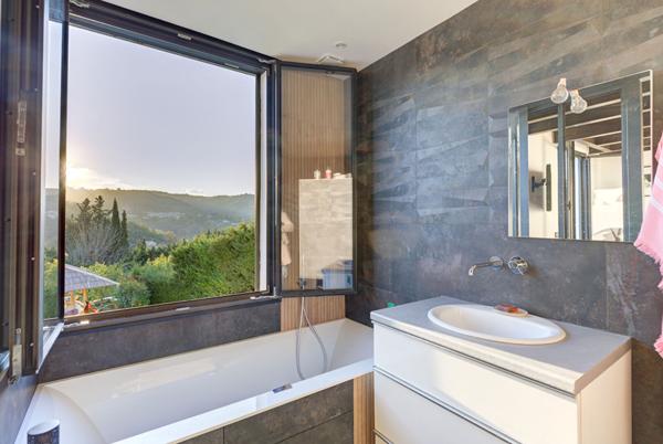 Villa avec piscine et vue vue dominante