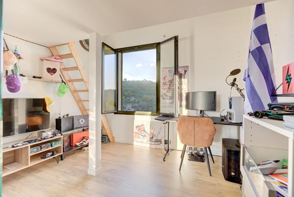 Villa avec piscine et vue vue dominante