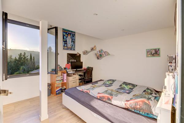 Villa avec piscine et vue vue dominante