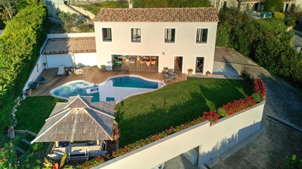 Villa avec piscine et vue vue dominante