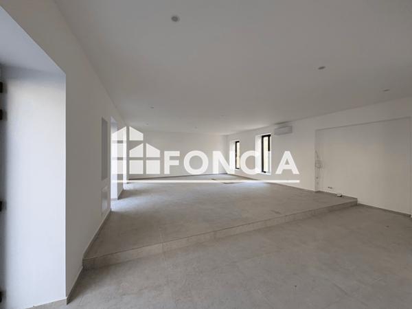 Location Local commercial 1 pièce 102.4 m² - Nîmes 30000
