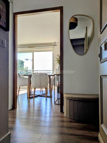 CAGNES SUR MER - Je suis ravi de vous présenter ce 3 pièces qui "respire" au sein d'une résidence récente. En étage élevé et disposant d'une grande terrasse, vous n'aurez aucun vis-à-vis de vos différentes pièces de vie. La luminosité, quelle que soit la météo, inonde tout l'appartement. Le séjour peut être réuni avec la cusine actuellement indépendante. J'ai ajouté des projections 3D pour vous permettre de voir le volume du séjour seul ou du séjour réuni avec la cuisine. Il n'y a aucune perte de place et l'agencement de ce bien est parfaitement pensé. A deux pas de toutes les commodités : transports (bus et trains), accès A8, commerces, écoles, collège, lycée. Un garage en sous-sol fermé, et une cave complètent le tout.