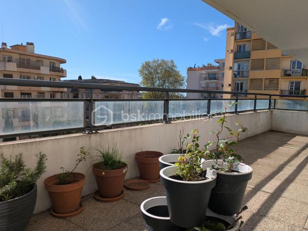CAGNES SUR MER - Je suis ravi de vous présenter ce 3 pièces qui "respire" au sein d'une résidence récente. En étage élevé et disposant d'une grande terrasse, vous n'aurez aucun vis-à-vis de vos différentes pièces de vie. La luminosité, quelle que soit la météo, inonde tout l'appartement. Le séjour peut être réuni avec la cusine actuellement indépendante. J'ai ajouté des projections 3D pour vous permettre de voir le volume du séjour seul ou du séjour réuni avec la cuisine. Il n'y a aucune perte de place et l'agencement de ce bien est parfaitement pensé. A deux pas de toutes les commodités : transports (bus et trains), accès A8, commerces, écoles, collège, lycée. Un garage en sous-sol fermé, et une cave complètent le tout.