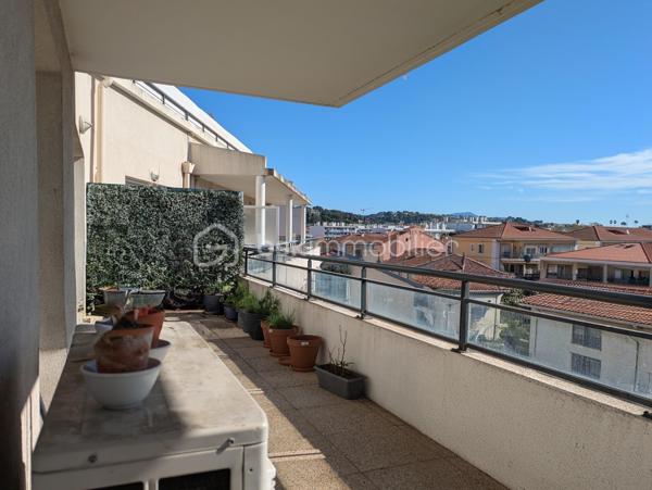 CAGNES SUR MER - Je suis ravi de vous présenter ce 3 pièces qui "respire" au sein d'une résidence récente. En étage élevé et disposant d'une grande terrasse, vous n'aurez aucun vis-à-vis de vos différentes pièces de vie. La luminosité, quelle que soit la météo, inonde tout l'appartement. Le séjour peut être réuni avec la cusine actuellement indépendante. J'ai ajouté des projections 3D pour vous permettre de voir le volume du séjour seul ou du séjour réuni avec la cuisine. Il n'y a aucune perte de place et l'agencement de ce bien est parfaitement pensé. A deux pas de toutes les commodités : transports (bus et trains), accès A8, commerces, écoles, collège, lycée. Un garage en sous-sol fermé, et une cave complètent le tout.