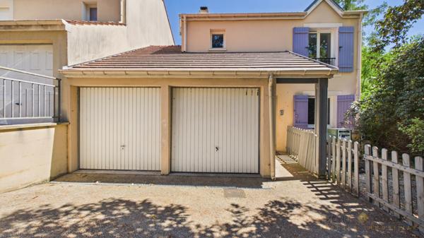Maison familiale de 100 m² avec double garage, jardin