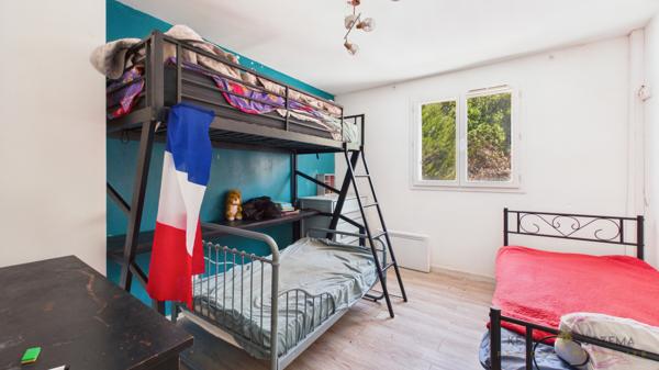 Maison familiale de 100 m² avec double garage, jardin