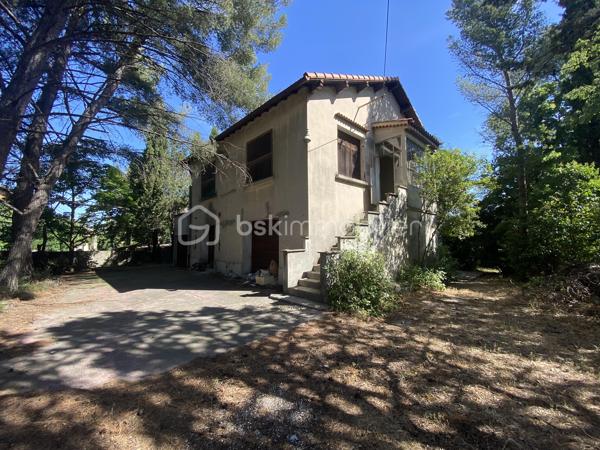 EXCLUSIVITÉ – Marseille 12e | Maison de 200 m² environ à rénover sur 2 000 m² de terrain.

*** LE TERRAIN N'EST PAS DIVISIBLE ***

On pousse le portail, et la ville disparaît. Devant vous : 2 000 m² de verdure, et cette maison des années 30 qui se dévoile entre les arbres.

À l’intérieur, la lumière du Sud/Ouest entre à flots et glisse sur les murs. Les volumes sont généreux, la hauteur sous plafond comme on n’en fait plus. On imagine déjà les pièces vivre à nouveau.

Une piscine se cache entre les feuillages, sans aucun vis-à-vis. Juste l’eau, les arbres, et le silence.

200 m² à rénover entièrement — une page blanche pour écrire votre projet, du sol au plafond.

Au rez-de-chaussée : vaste cuisine, salle à manger, double séjour avec cheminée.
À l’étage : 4 chambres lumineuses, salle de bains.
Également : combles aménageables et garage.

La campagne en pleine ville, à quelques minutes des commodités. Un bien et un terrain comme il en passe rarement.

Visite sur rendez-vous.
06.24.36.15.62
coraliemourgues@bskimmobilier.com
Coralie Mourgues