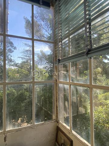 EXCLUSIVITÉ – Marseille 12e | Maison de 200 m² environ à rénover sur 2 000 m² de terrain.

*** LE TERRAIN N'EST PAS DIVISIBLE ***

On pousse le portail, et la ville disparaît. Devant vous : 2 000 m² de verdure, et cette maison des années 30 qui se dévoile entre les arbres.

À l’intérieur, la lumière du Sud/Ouest entre à flots et glisse sur les murs. Les volumes sont généreux, la hauteur sous plafond comme on n’en fait plus. On imagine déjà les pièces vivre à nouveau.

Une piscine se cache entre les feuillages, sans aucun vis-à-vis. Juste l’eau, les arbres, et le silence.

200 m² à rénover entièrement — une page blanche pour écrire votre projet, du sol au plafond.

Au rez-de-chaussée : vaste cuisine, salle à manger, double séjour avec cheminée.
À l’étage : 4 chambres lumineuses, salle de bains.
Également : combles aménageables et garage.

La campagne en pleine ville, à quelques minutes des commodités. Un bien et un terrain comme il en passe rarement.

Visite sur rendez-vous.
06.24.36.15.62
coraliemourgues@bskimmobilier.com
Coralie Mourgues