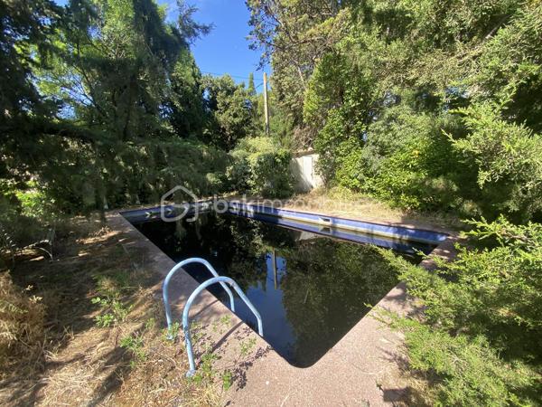 EXCLUSIVITÉ – Marseille 12e | Maison de 200 m² environ à rénover sur 2 000 m² de terrain.

*** LE TERRAIN N'EST PAS DIVISIBLE ***

On pousse le portail, et la ville disparaît. Devant vous : 2 000 m² de verdure, et cette maison des années 30 qui se dévoile entre les arbres.

À l’intérieur, la lumière du Sud/Ouest entre à flots et glisse sur les murs. Les volumes sont généreux, la hauteur sous plafond comme on n’en fait plus. On imagine déjà les pièces vivre à nouveau.

Une piscine se cache entre les feuillages, sans aucun vis-à-vis. Juste l’eau, les arbres, et le silence.

200 m² à rénover entièrement — une page blanche pour écrire votre projet, du sol au plafond.

Au rez-de-chaussée : vaste cuisine, salle à manger, double séjour avec cheminée.
À l’étage : 4 chambres lumineuses, salle de bains.
Également : combles aménageables et garage.

La campagne en pleine ville, à quelques minutes des commodités. Un bien et un terrain comme il en passe rarement.

Visite sur rendez-vous.
06.24.36.15.62
coraliemourgues@bskimmobilier.com
Coralie Mourgues