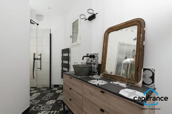 83 Ollioules La Courtine, Maison entierement rénovée avec goût, de 123 m2 (avec un studio) sur 386 m2 stationnement facile