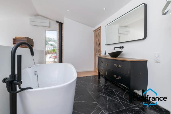 83 Ollioules La Courtine, Maison entierement rénovée avec goût, de 123 m2 (avec un studio) sur 386 m2 stationnement facile