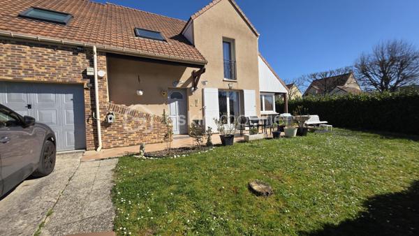 Bien située au calme dans le bourg de Savigny, venez visiter cette maison familiale de 132 m2 édifiée au CALME sur un terrain sans vis-à-vis de 462 m2.

Elle se compose au RDC d'une belle entrée "cathédrale", d'une cuisine équipée ouvrable sur un séjour double et traversant - prolongé d'une extension-véranda bien orientée. Rangements, WC et accès au garage de 30 m2 avec buanderie. Double terrasse et jardin clos. 

A l'étage, un grand palier dessert une SDB, WC, et 4 chambres dont une grande suite parentale avec salle d'eau privative. 

Beaucoup de lumière dans cette maison. Des chambres généreuses. Une distribution idéale pour une famille. Des combles aménageables pour 50 m2 supplémentaires. 

Belles prestations : double vitrage, Pompe à chaleur (2025) pour une consommation énergétique maîtrisée ! DPE en C. 

Parking dans l'enceinte de la propriété. 
Gare RER de Cesson à 10 min à pied !


A visiter sans tarder !