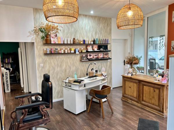Local commercial rénové avec salon de coiffure & d’esthétique