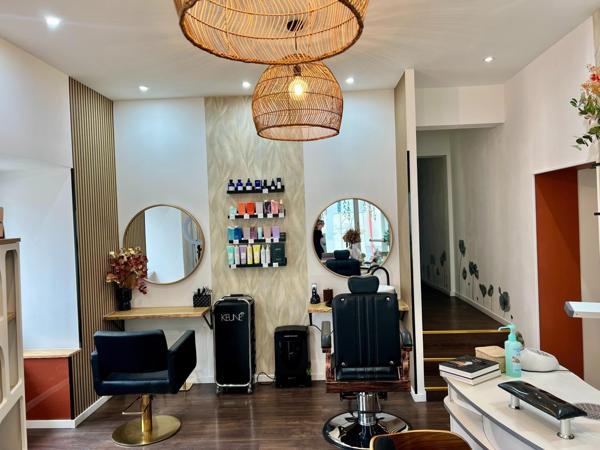 Local commercial rénové avec salon de coiffure & d’esthétique