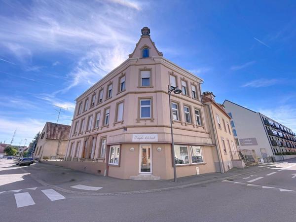 Local commercial rénové avec salon de coiffure & d’esthétique