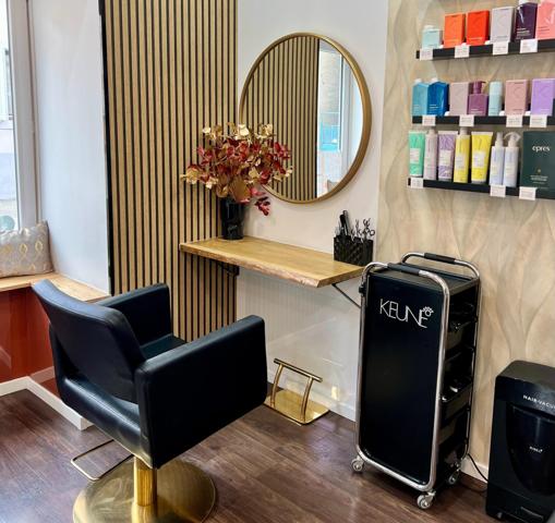 Local commercial rénové avec salon de coiffure & d’esthétique