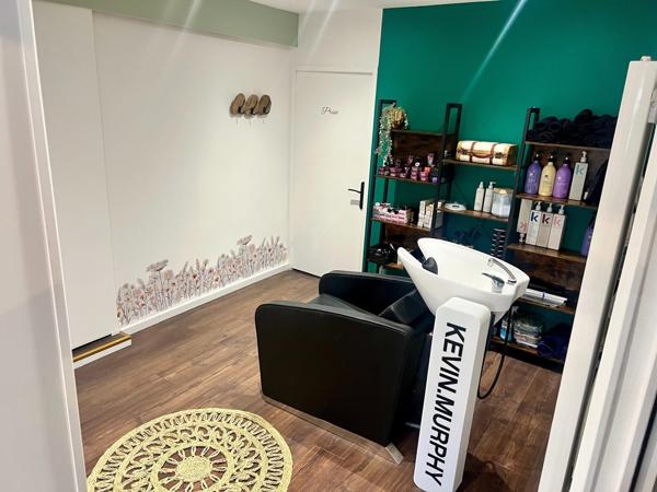 Local commercial rénové avec salon de coiffure & d’esthétique