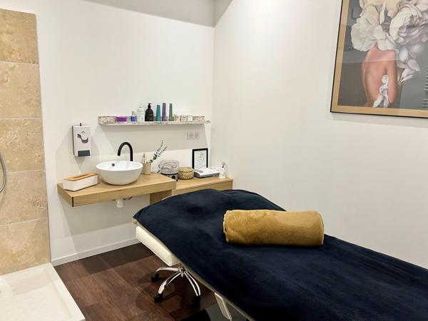 Local commercial rénové avec salon de coiffure & d’esthétique