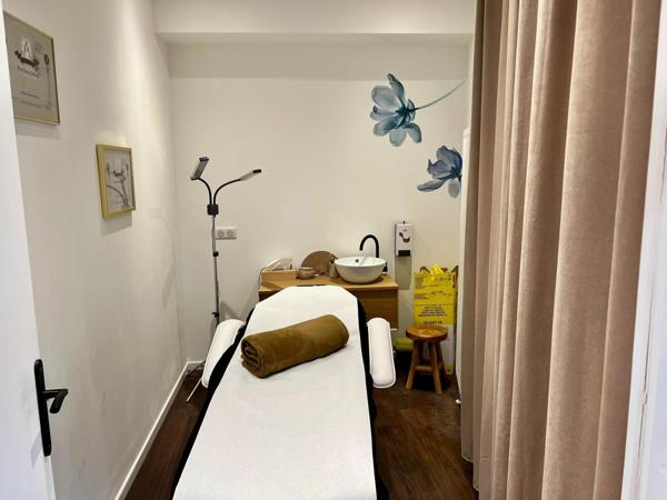 Local commercial rénové avec salon de coiffure & d’esthétique