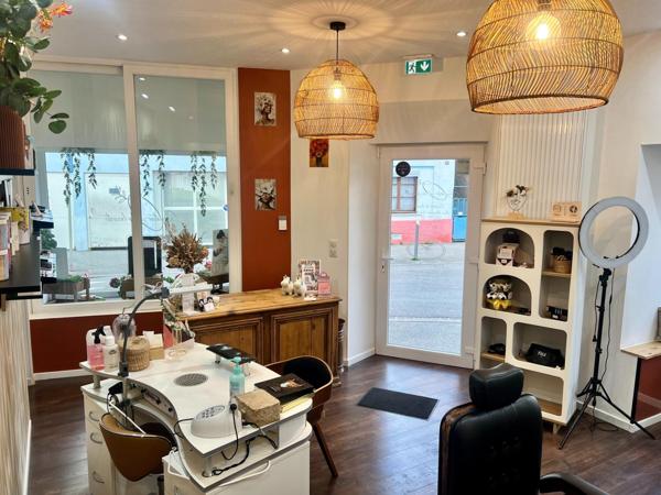 Local commercial rénové avec salon de coiffure & d’esthétique