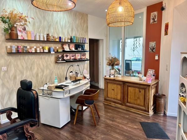 Local commercial rénové avec salon de coiffure & d’esthétique