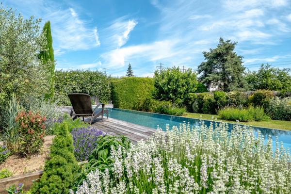 Demeure de prestige avec piscine à débordement