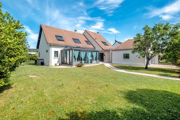 Demeure de prestige avec piscine à débordement