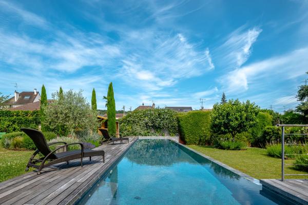 Demeure de prestige avec piscine à débordement