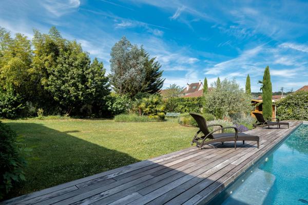Demeure de prestige avec piscine à débordement