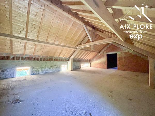 Grange de 592 m² sur parcelle de 889 m²