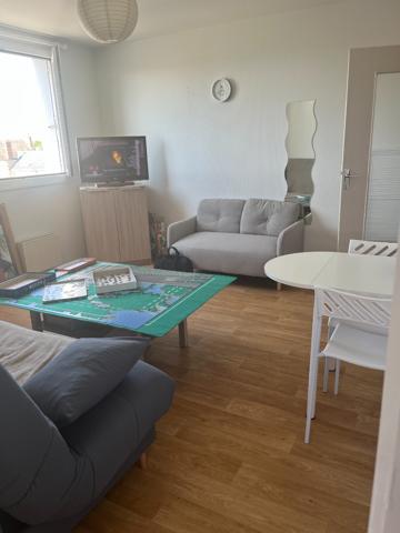 Saumur, proche gare, écoles, commerces. Appartement meublé T1 BIS  avec place de parking