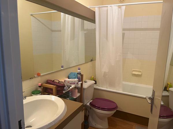 Saumur, proche gare, écoles, commerces. Appartement meublé T1 BIS  avec place de parking