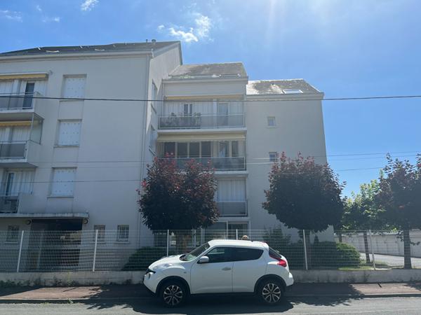 Saumur, proche gare, écoles, commerces. Appartement meublé T1 BIS  avec place de parking