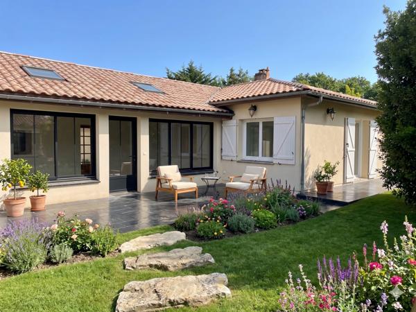 Le Murmure du Jardin sous un Ciel de Sérénité