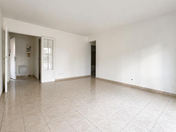 Choisy-le-Roi, Gambetta, grand 2 pièces de 50,68 m² avec balcon, libre et rénové