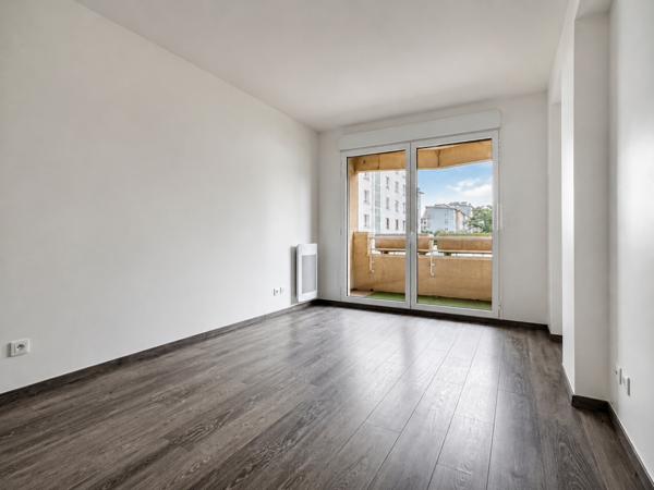 Choisy-le-Roi, Gambetta, grand 2 pièces de 50,68 m² avec balcon, libre et rénové