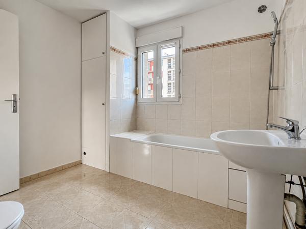 Choisy-le-Roi, Gambetta, grand 2 pièces de 50,68 m² avec balcon, libre et rénové