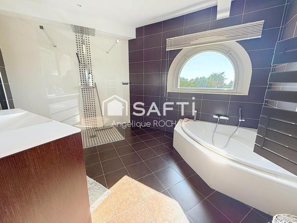 Languedocienne T6 grand garage piscine cuisine d'été